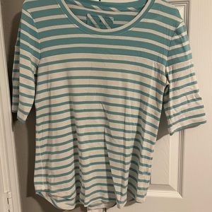 EUC Banana Republic size Large women’s 3/4 length sleeve t-shirt. Teal and white